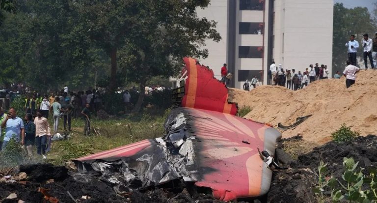 Recuperan los cadáveres de 265 personas del accidente aereo en la India