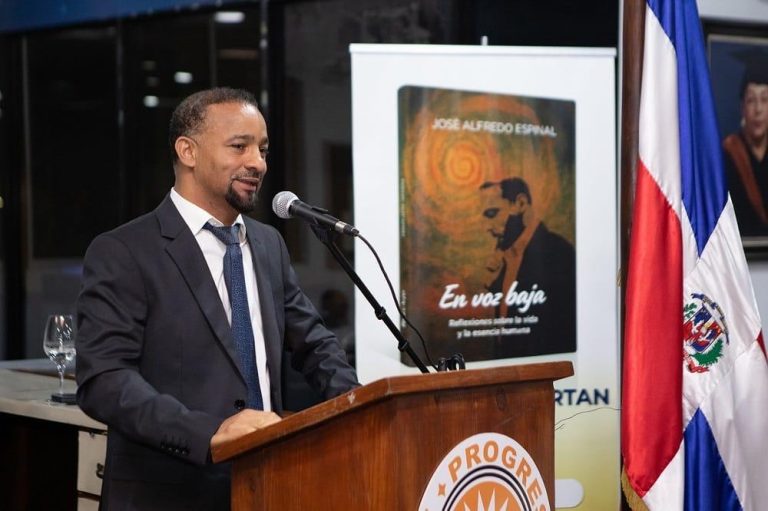 Periodista Jose Alfredo Espinal pone a circular su primer libro «En Voz Baja»