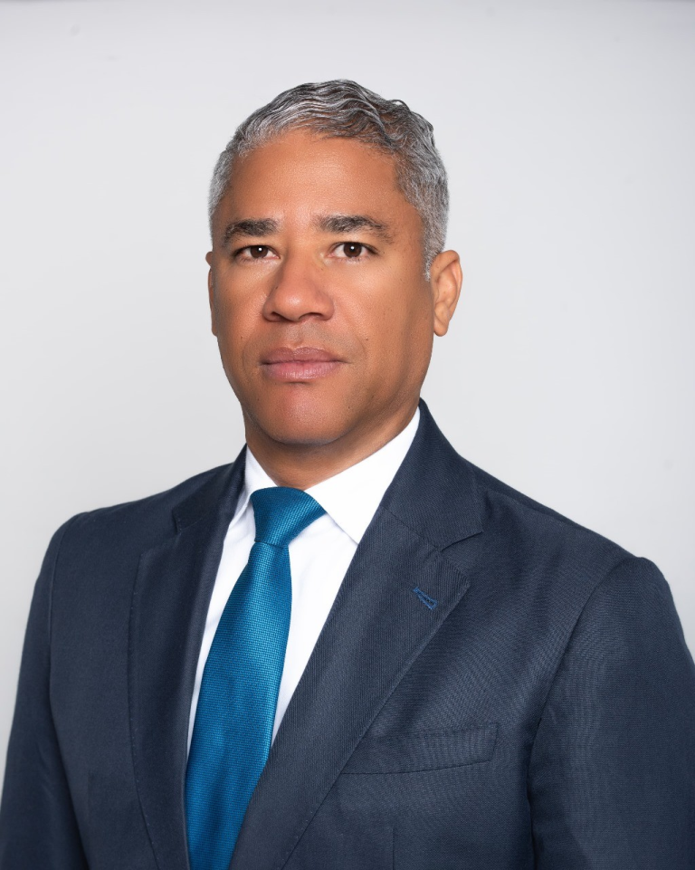 Andrés Cueto propone Luis Abinader asuma presidencia del PRM