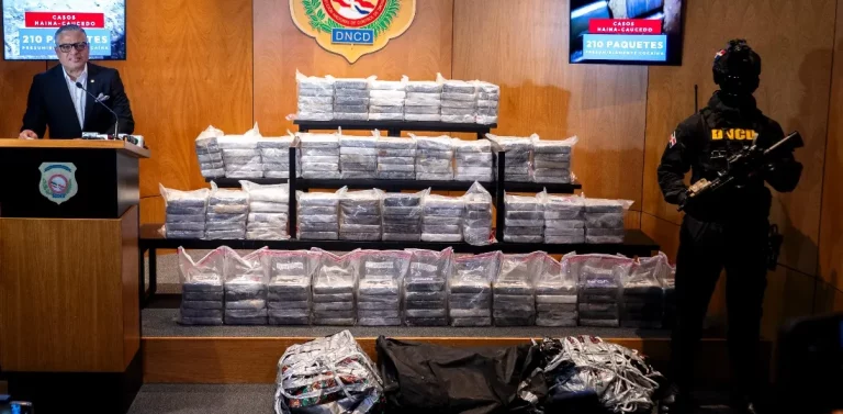 DNCD INCAUTA 210 PAQUETES PRESUMIBLEMENTE COCAÍNA EN PUERTO HAINA Y CAUCEDO