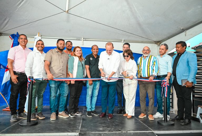 Alcaldía de Santiago entrega aceras y contenes en Los Prado  de Barrio Lindo