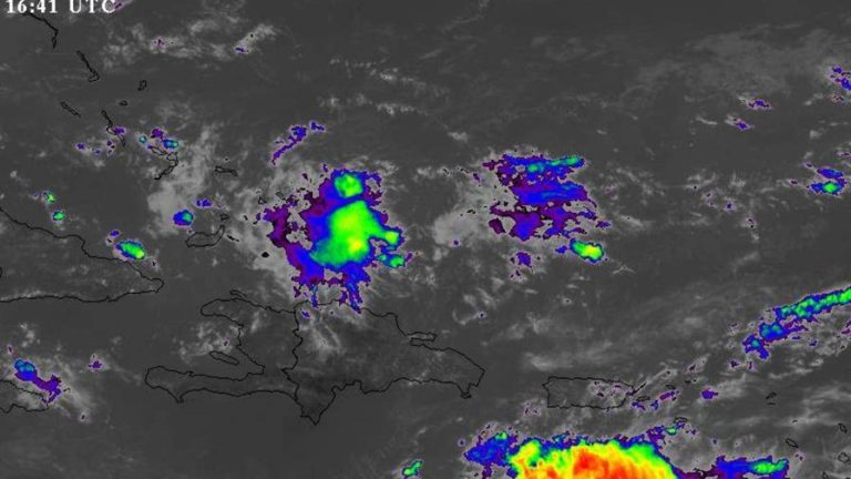 Indomet prevé fuertes aguaceros sobre el país por onda tropical