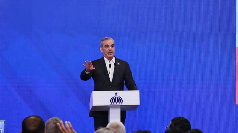 Abinader asegura que hay «abundancia de dólares» pese a que el precio se mantiene
