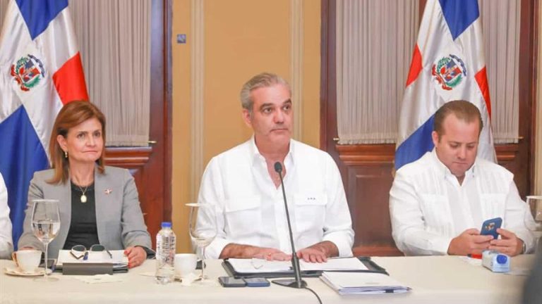 Gobierno suspende docencia en provincias en alerta roja