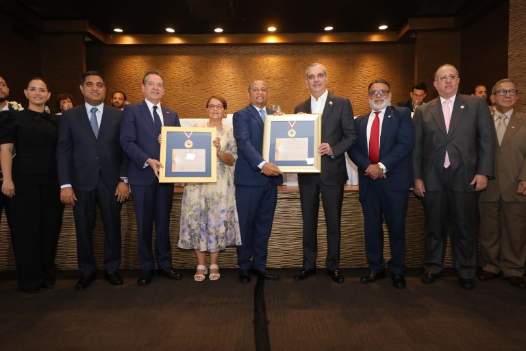 Francisco Morilla y Farmacia el Sol reconocidos en Premio Juan Pablo Duarte Comerciante