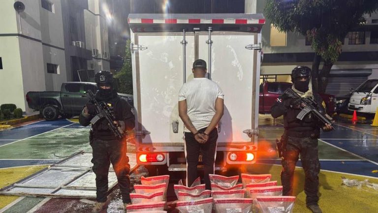 DNCD INCAUTA 85 PAQUETES DE PRESUNTA COCAÍNA ESCONDIDOS EN TECHO DE CAMIÓN