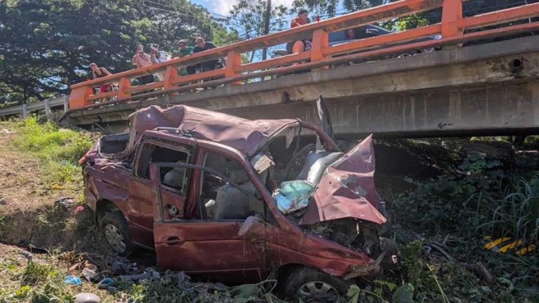 23 heridos en accidente de minibús que cayó al río y se incendio