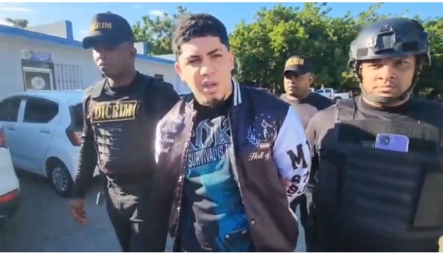 Policía informa entrega voluntaria de dos hombres vinculados a homicidio en el sector El Ejido