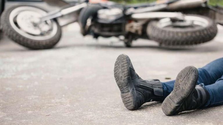 Dos jovenes muertos y tres heridos en choque de frente de dos motocicletas