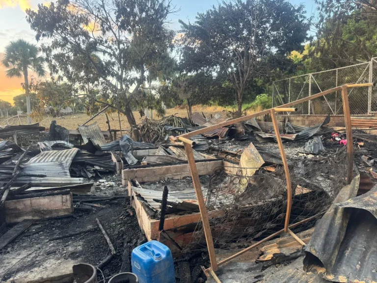 Incendio deja familias sin hogar en San Francisco de Jacagua