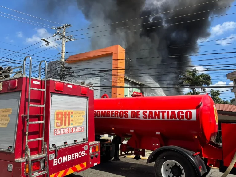 Bomberos de Santiago Controlaron Incendio en Almacén de PRODACOM
