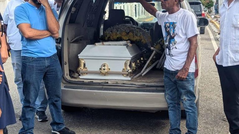 Sepultan adolescente muerto por compañero de estudios