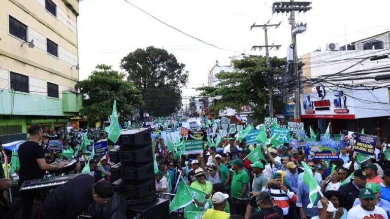 Al ritmo de «esto no lo aguanta nadie» Fuerza del Pueblo marcha por barrios del DN