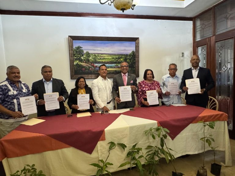 Gremios del periodismo y la comunicación de Santiago y Fundación Mundo Verde firman alianza