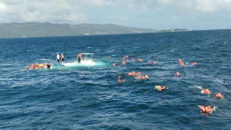 Zozobra embarcacion llena de turistas, no hay muertos