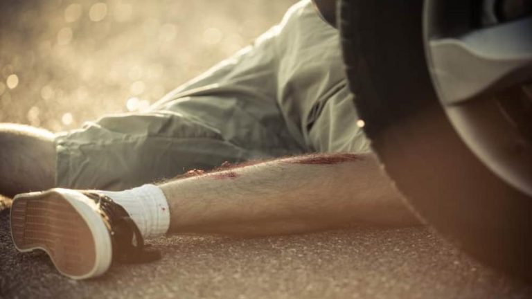 Hombre pierde una pierna tras ser atropellado por exesposo de su pareja