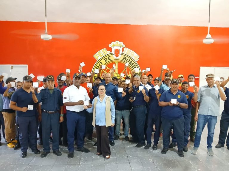 Rosa Santos continúa con las entregas de bonos navideños