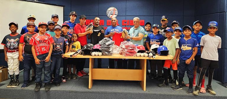 Director provincial MIDEREC-Santiago entrega utilería para jugar béisbol a dos ligas