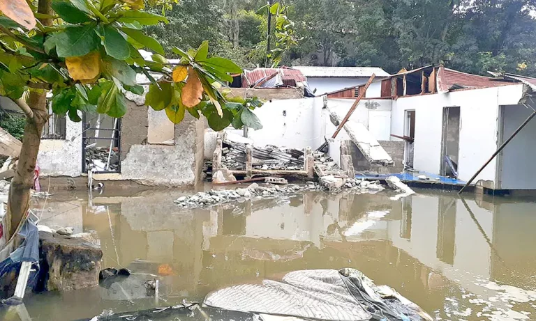 Coraasan resarcirá daños a viviendas tras avería en tubería Sabana Iglesia