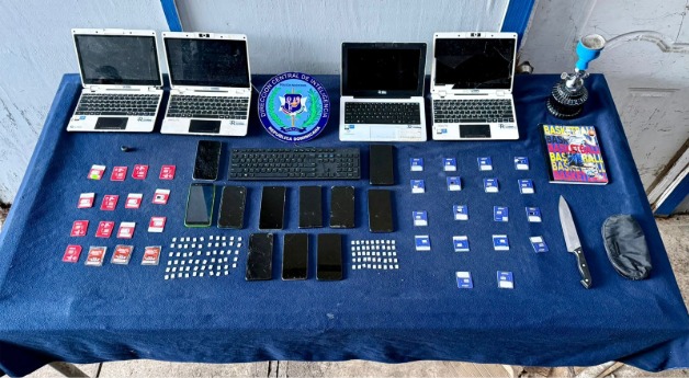PN y MP desmantelan  red de ciberdelincuencia ; ocupan celulares, laptos, armas blancas