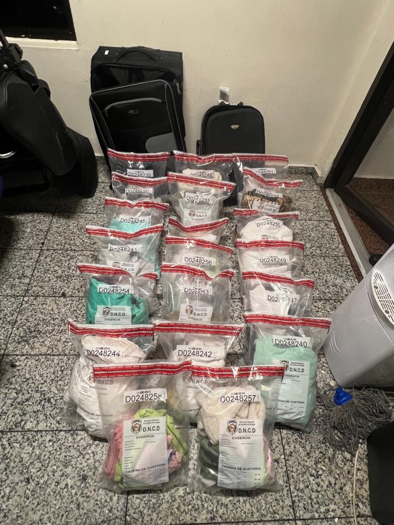 DNCD INTERVIENE FRANCÉS CON 55 PRENDAS DE VESTIR IMPREGNADAS DE PRESUNTA COCAÍNA
