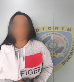 Policía apresa mujer acusada de robo y uso fraudulento de tarjetas bancarias
