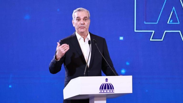 Pte Abinader recibirá hoy el primer pasaporte electrónico del país