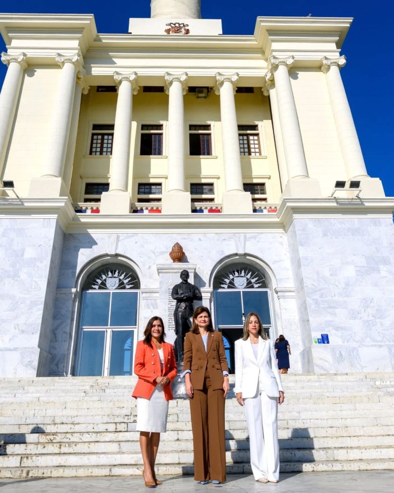 Embajadora de EE. UU. Leah Campos visita el Monumento a los Héroes de la Restauración