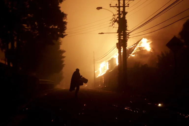 16 personas fallecidas han dejado incendios en dos regiones del sur de Chile