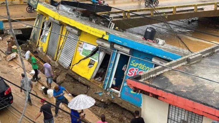 Familias intentan rescatar lo poco que quedó tras inundaciones