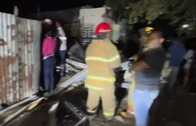 Mueren dos hermanos al incendiarse su vivienda