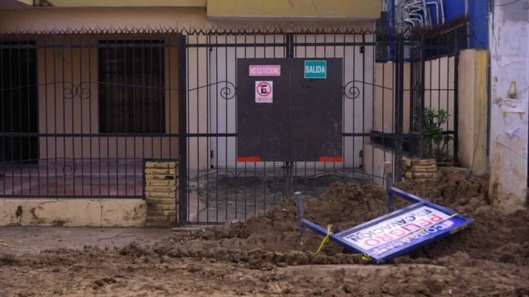 Explosión de tubería de agua provoca daños en viviendas