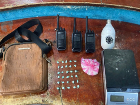 Policía ocupa drogas cámaras, balanza y radios de comunicaciones