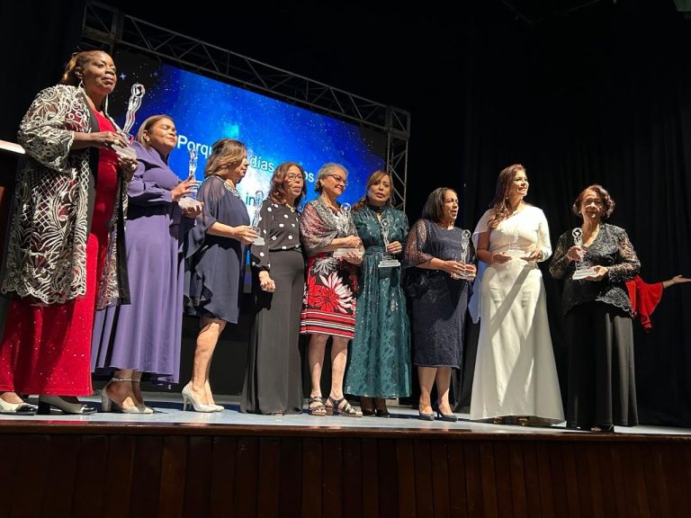 Ser Mujer reconoce mujeres de Santiago