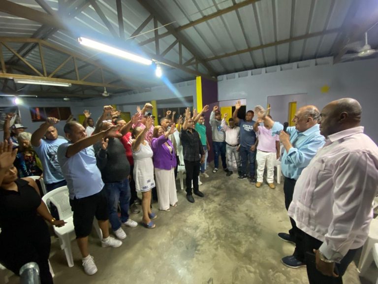 Juramentan comite de campaña de Francisco Javier