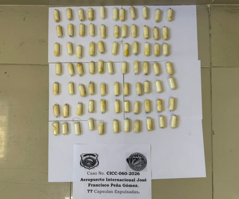 ESPAÑOL ATRAPADO EN EL AILA CON ESTÓMAGO LLENO DE BOLSITAS DE PRESUNTA COCAÍNA