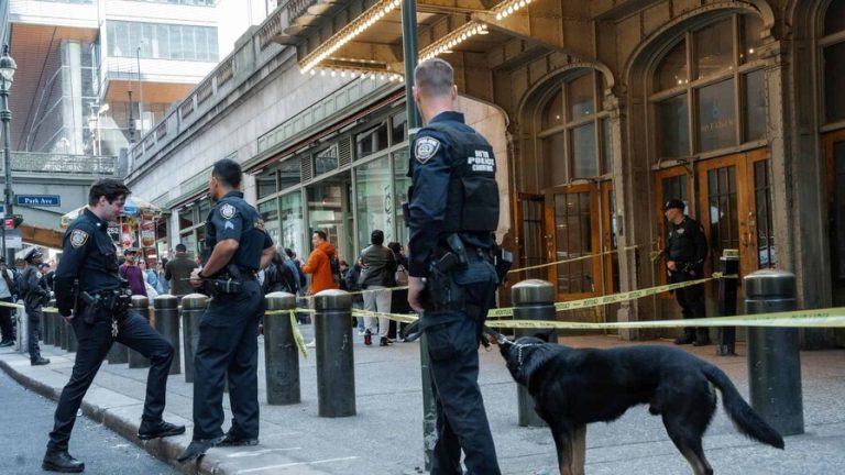 Policia mata a tiros hombre apuñalio  a varias personas en estación de metro de Nueva York