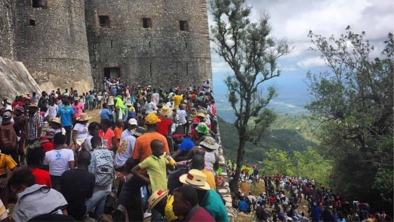 Al menos 30 muertos deja estampida humana en monumento histórico de Haití