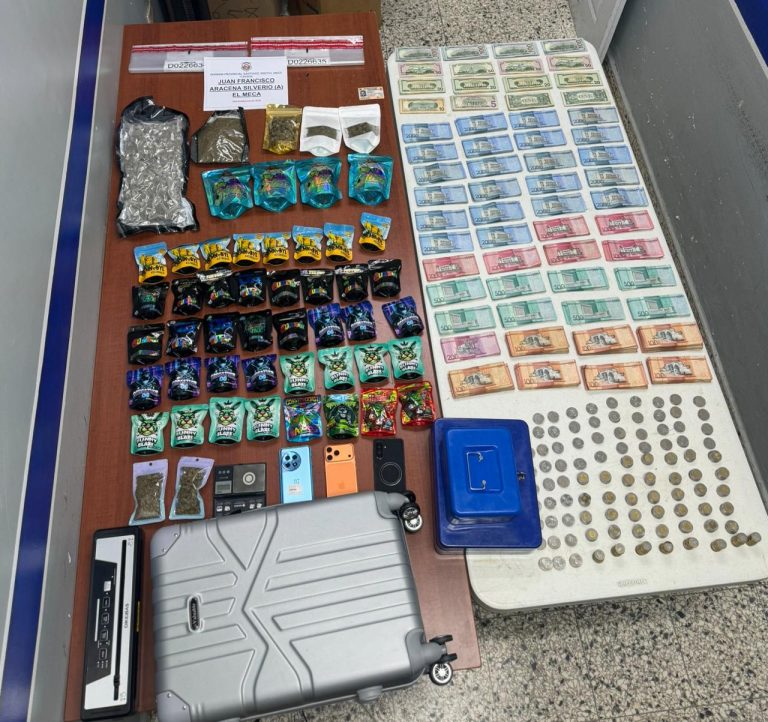DETIENEN UN DISTRIBUIDOR DE DROGAS CON  MÁS DE 3 LIBRAS DE MARHUANA  Y MÁS DE UN MILLÓN  PESOS