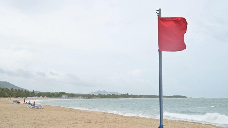 Rescatan seis personas atrapadas por subida de marea en Puerto Plata
