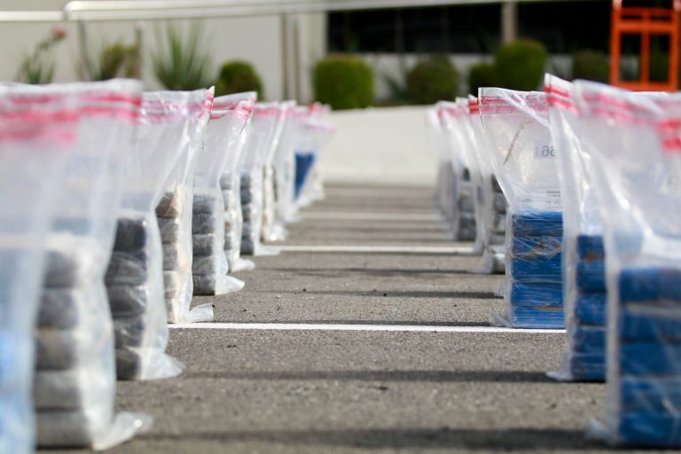 NEUTRALIZAN OTRA NARCOLANCHA CON ALIJO DE 978 PAQUETES DE PRESUNTA COCAÍNA