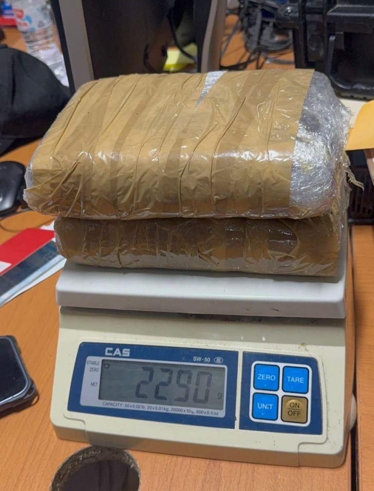 DETIENEN DOMINICO-SUIZA CON DOS PAQUETES DE PRESUNTA COCAÍNA
