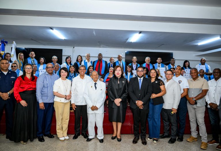 Autoridades gradúan a líderes comunitarios en Santiago