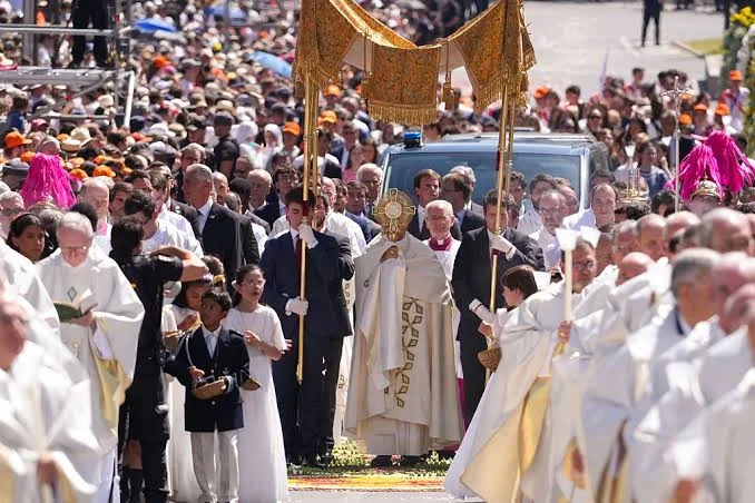 Papa León XIV preside procesión del Corpus  acompañado por niños, obispos y cardenales